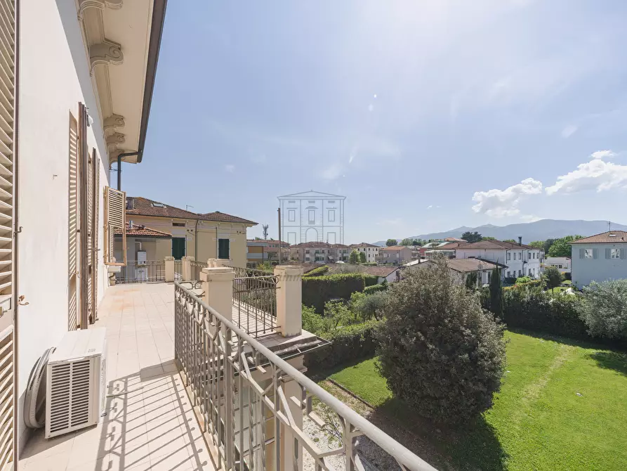 Immagine 39 di Villa in vendita  a Lucca