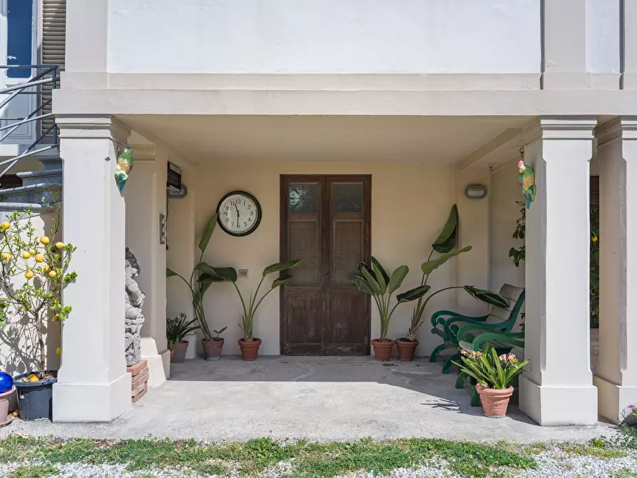 Immagine 2 di Villa in vendita  a Lucca