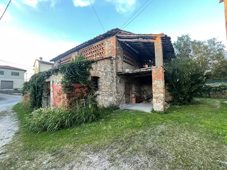 Immagine 3 di Rustico / casale in vendita  a Lucca