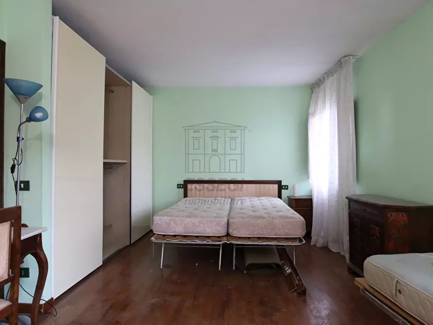Immagine 12 di Appartamento in vendita  a Lucca