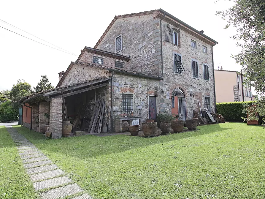 Immagine 1 di Villa in vendita  in Via Romana 914 a Lucca