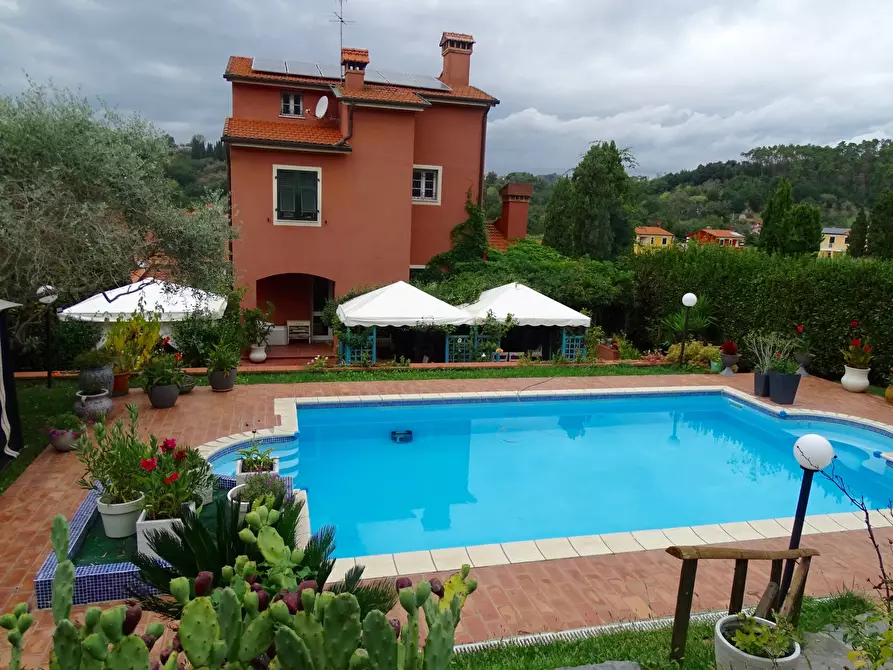 Immagine 1 di Villa in vendita  a Sarzana