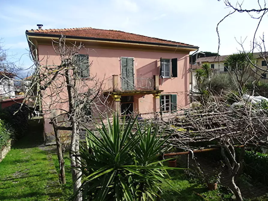 Immagine 2 di Villa in vendita  a Ameglia