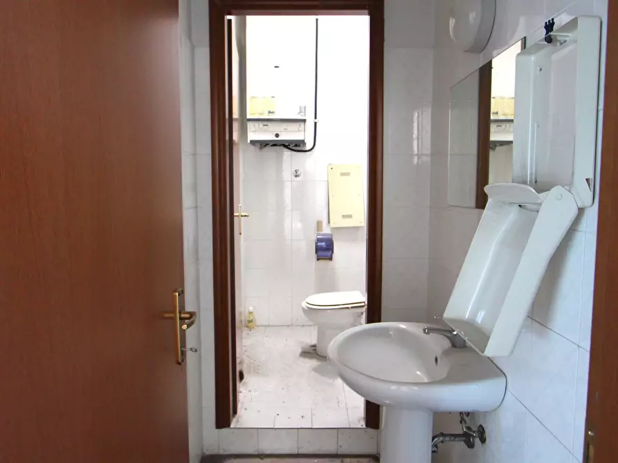 Immagine 15 di Showroom in affitto  in Via Muzza a Valsamoggia