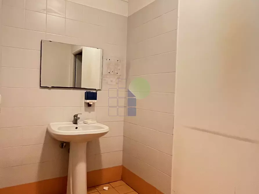 Immagine 43 di Attività artigianale in affitto  in Via  Cimarosa 55 a Livorno
