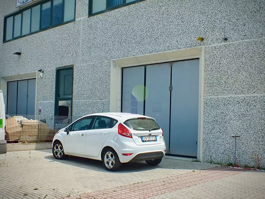 Immagine 2 di Attività artigianale in affitto  in Via Guarini 33 a Livorno