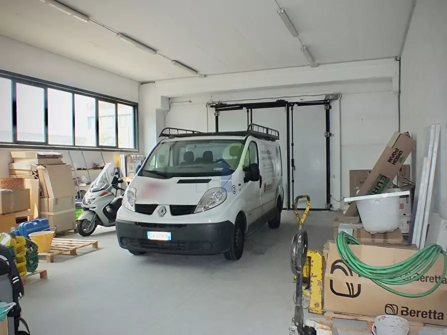 Immagine 3 di Attività artigianale in vendita  in Via Guarini a Livorno