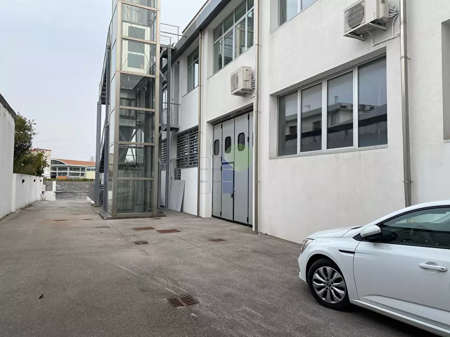 Immagine 2 di Attività artigianale in vendita  in Via Leopardi 22 a Livorno