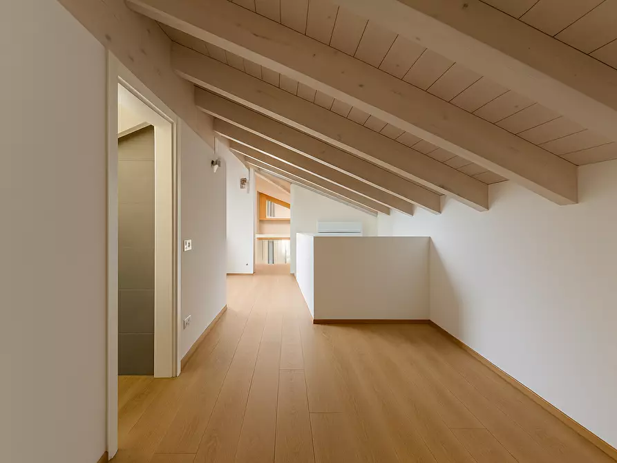 Immagine 31 di Quadrilocale in vendita  in Via Mazzini 1 a Meina