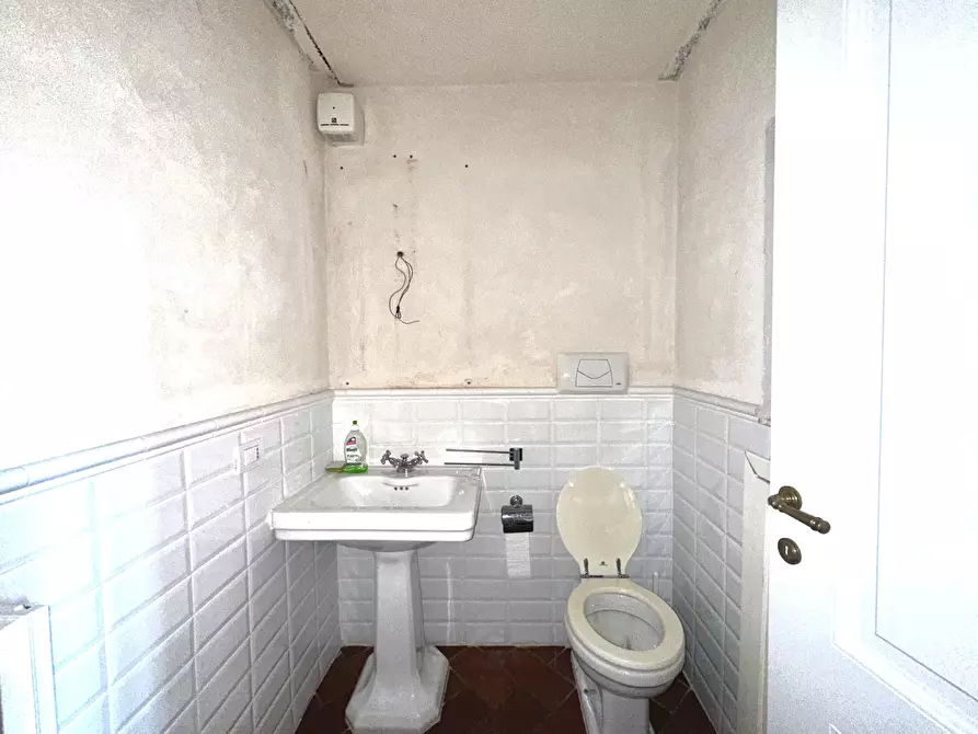 Immagine 14 di Ufficio in affitto  in Via San Carlo 1 a Arona