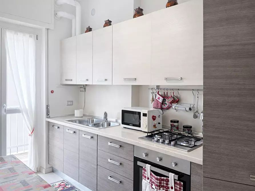 Immagine 8 di Bilocale in affitto  a Arona