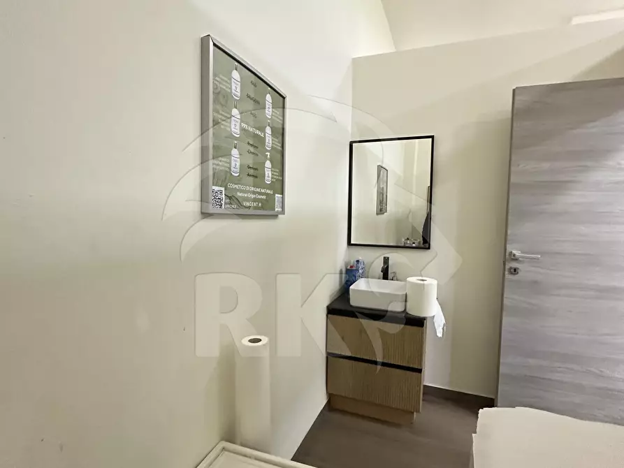 Immagine 32 di Locale commerciale in affitto  in Via Riva di Reno 56 a Bologna