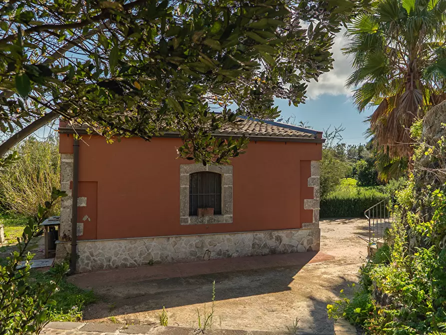 Immagine 36 di Villa in vendita  in Via Priamo 10 a Siracusa
