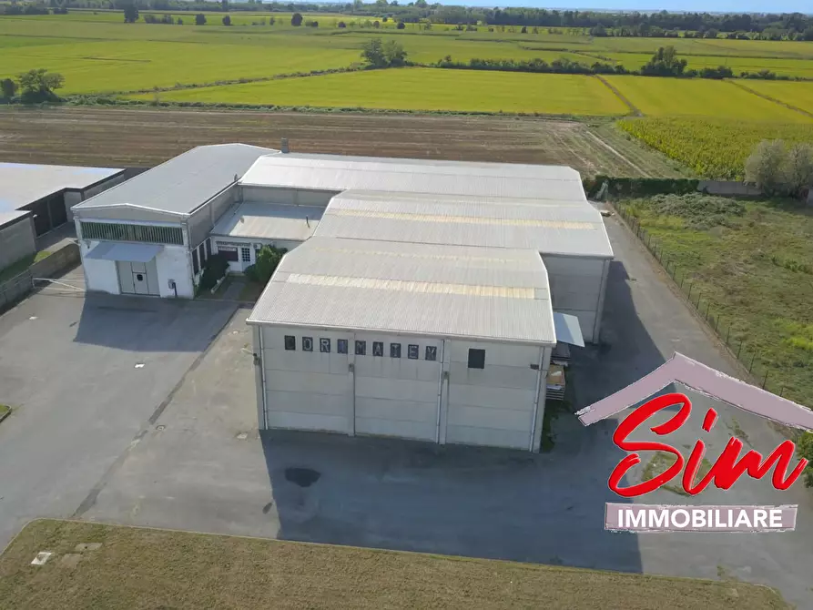 Immagine 26 di Locale commerciale in vendita  in Strada statale 229 del Lago d'Ortatrada provincial sn a Caltignaga