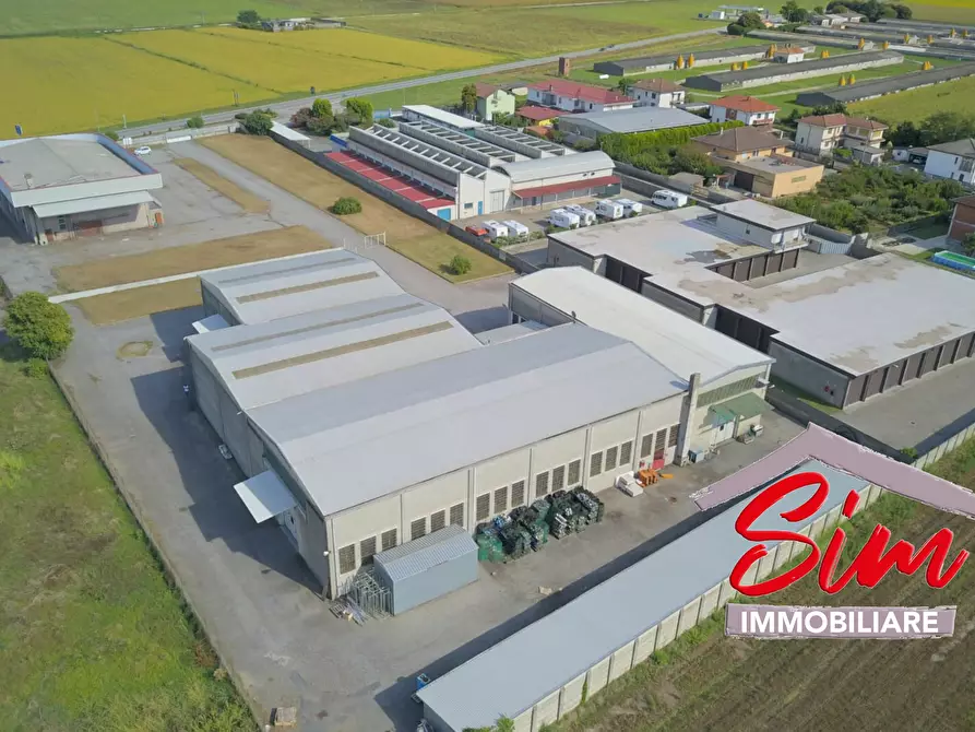 Immagine 24 di Locale commerciale in vendita  in Strada statale 229 del Lago d'Ortatrada provincial sn a Caltignaga