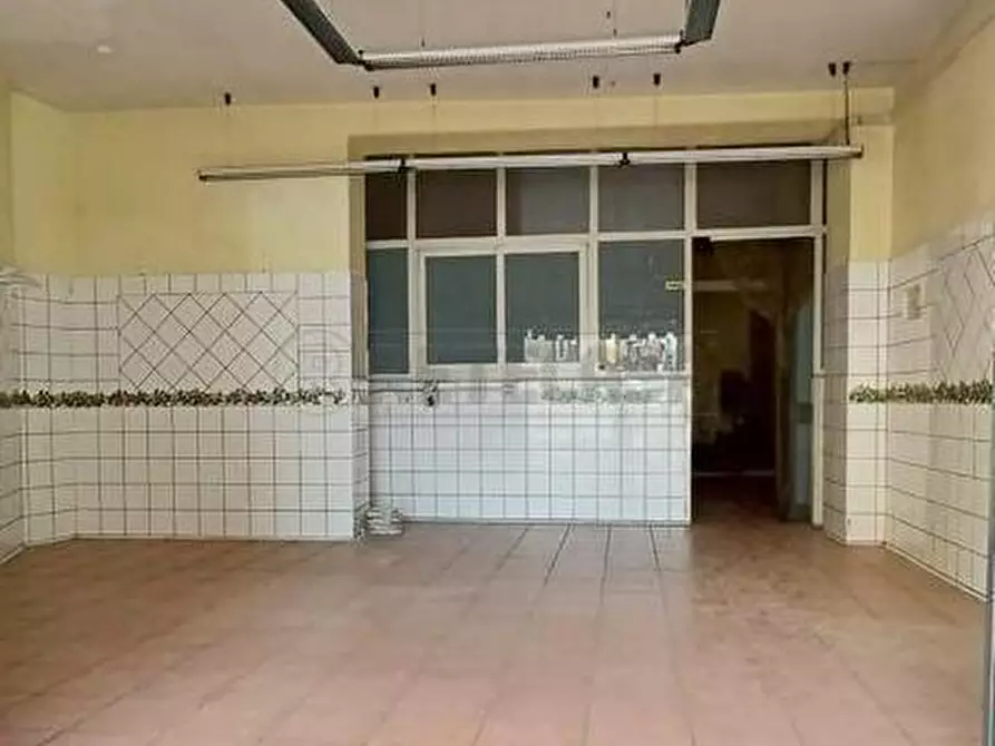 Immagine 13 di Locale commerciale in affitto  a Marcianise