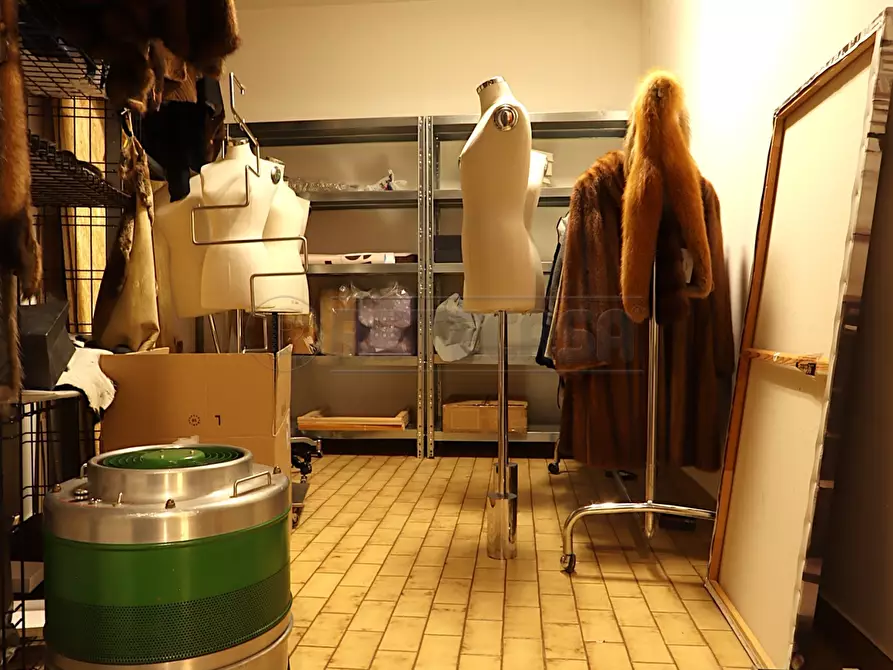Immagine 10 di Locale commerciale in affitto  a Camisano Vicentino