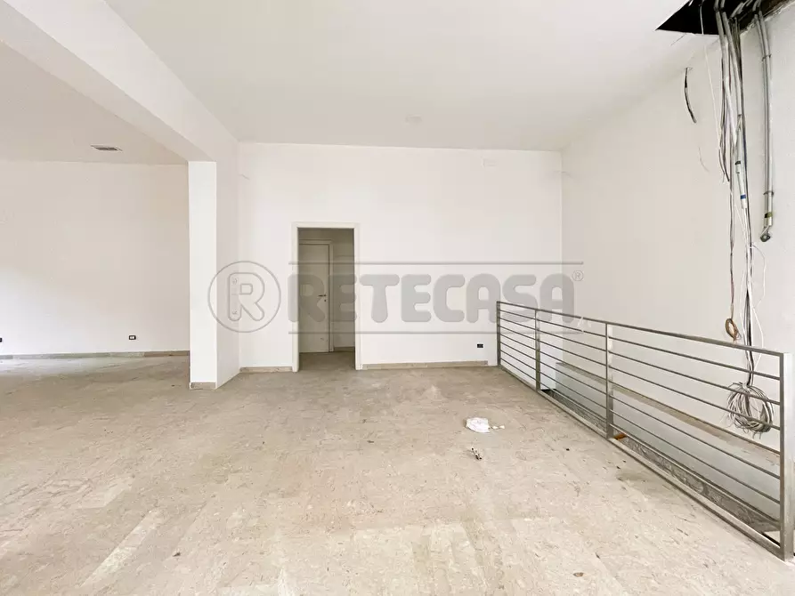 Immagine 5 di Locale commerciale in vendita  in Riviera dei Ponti Romani 13 a Padova