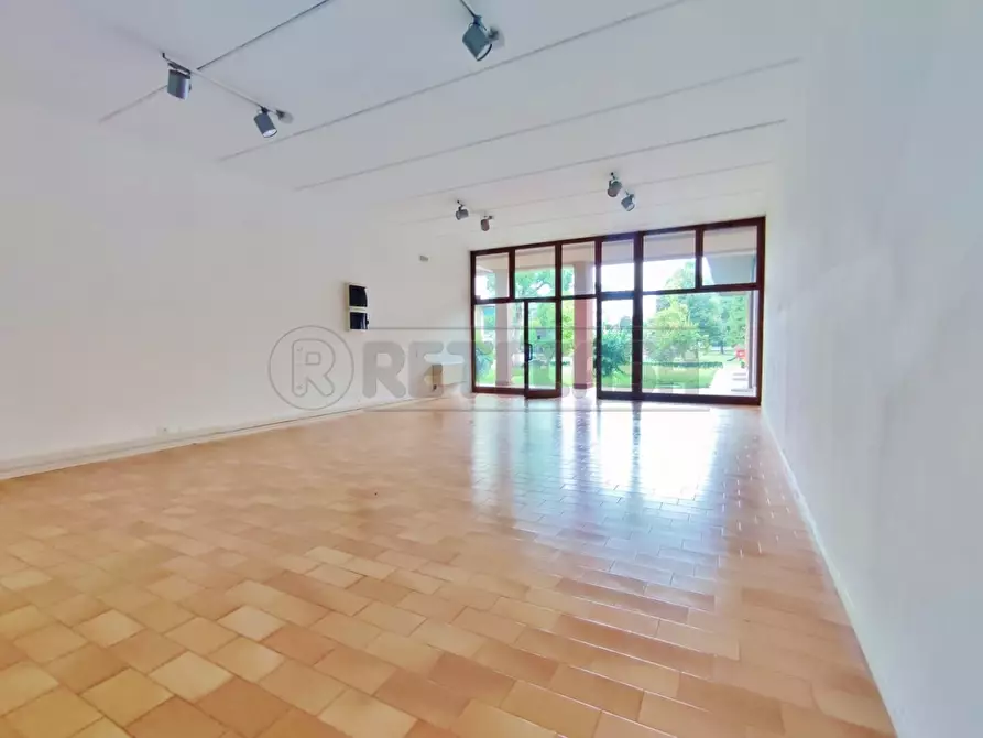 Immagine 1 di Locale commerciale in affitto  in Via A. de gasperi a Altavilla Vicentina