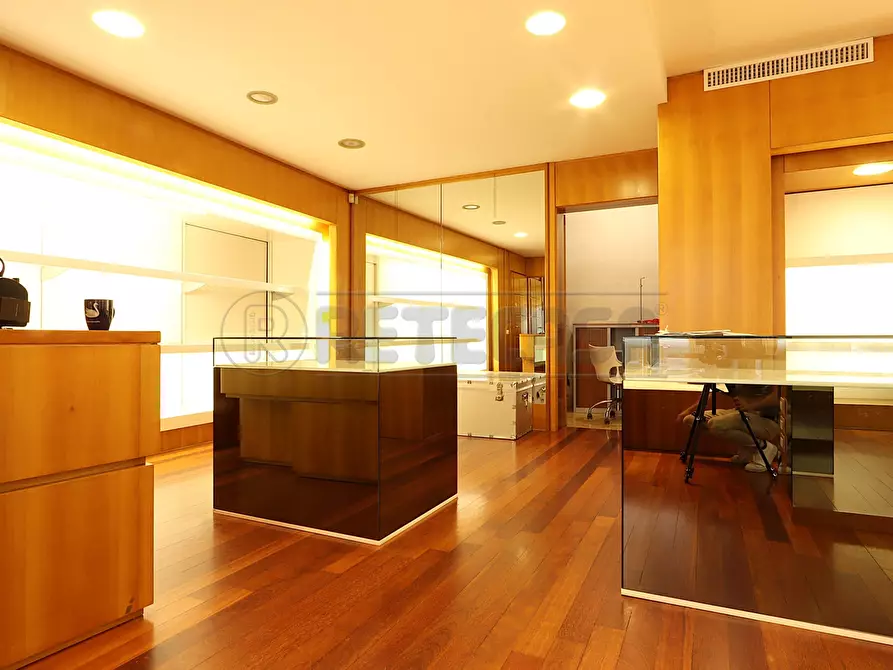 Immagine 7 di Locale commerciale in affitto  a Camisano Vicentino