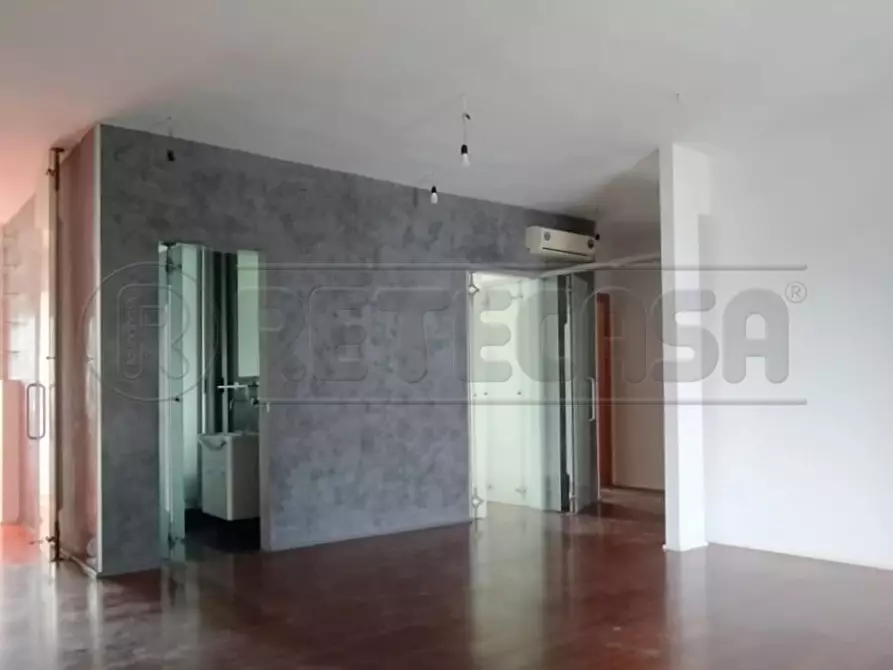 Immagine 1 di Pentalocale in vendita  in Via Eugenio Montale a Marcianise