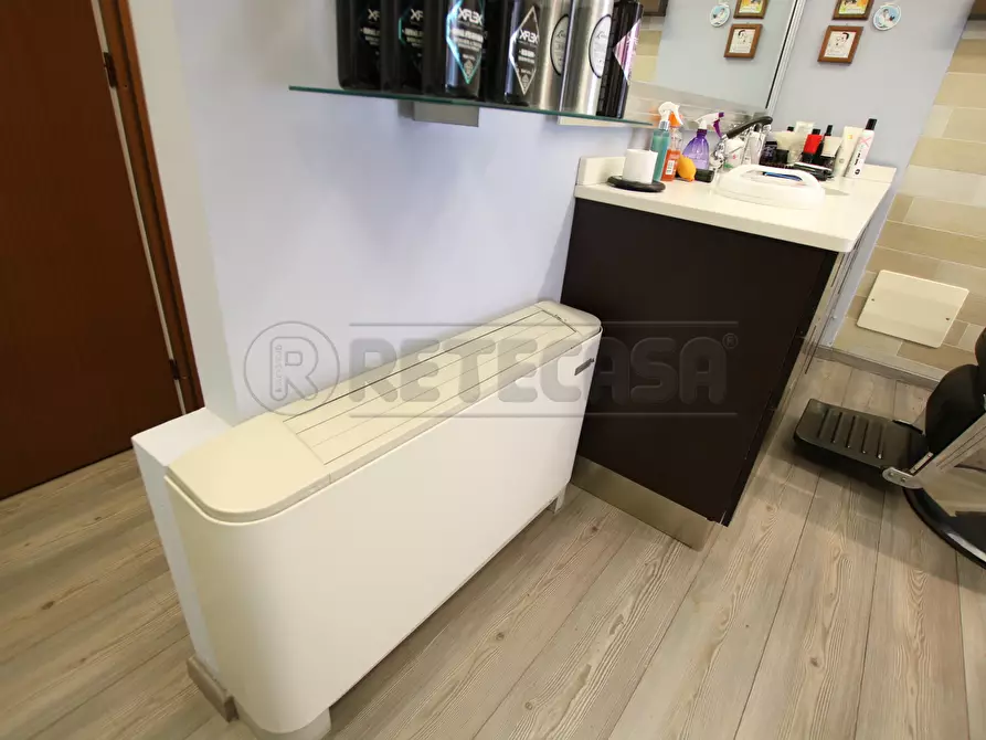Immagine 17 di Locale commerciale in vendita  a Arcugnano