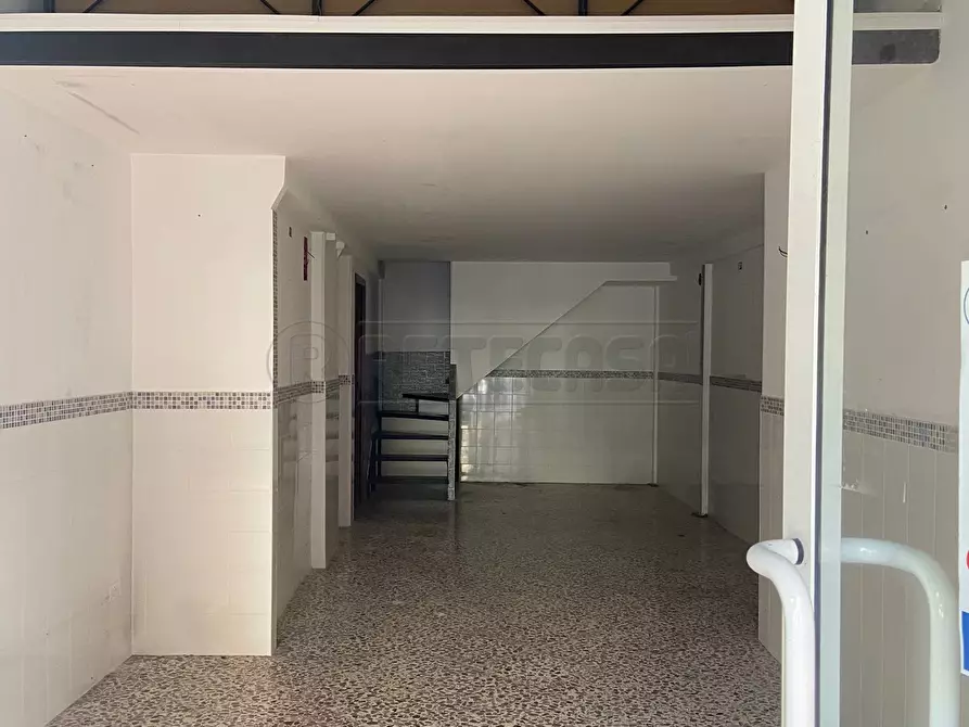 Immagine 5 di Locale commerciale in affitto  in Via Posidonia 96/C a Salerno