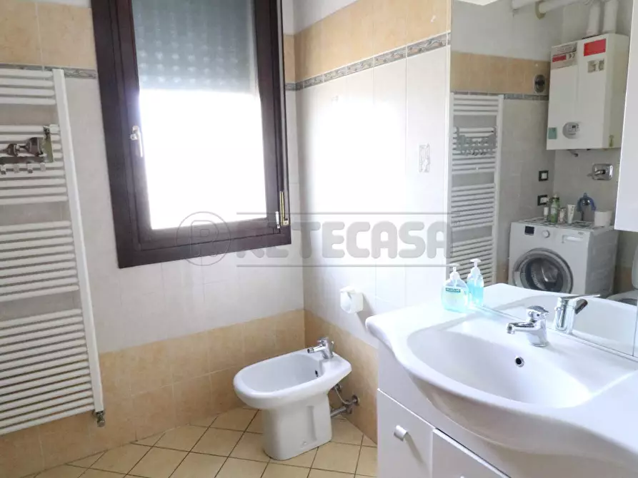 Immagine 10 di Trilocale in vendita  in Via Francesco Cilea 70/1 a Bondeno