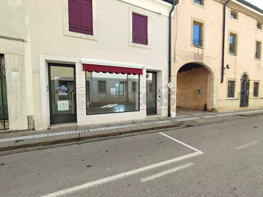 Immagine 10 di Locale commerciale in affitto  a Montebello Vicentino