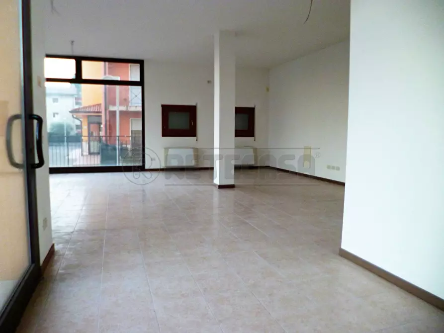 Immagine 8 di Locale commerciale in vendita  a Zermeghedo