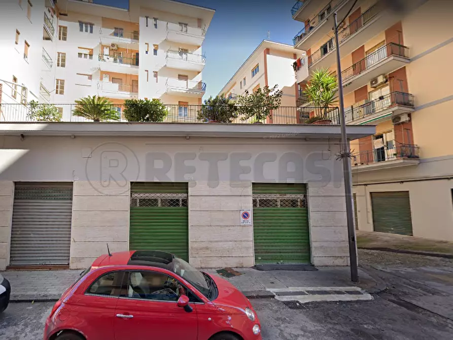 Immagine 1 di Locale commerciale in affitto  in Via Raffaele Fatigati 13-15 a Salerno