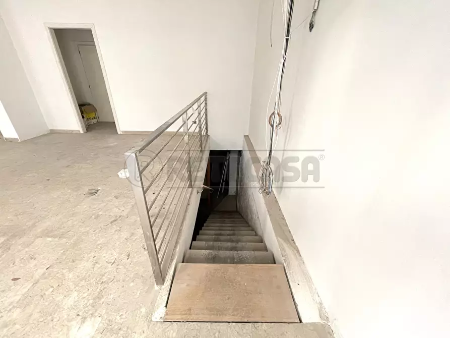 Immagine 3 di Locale commerciale in vendita  in Riviera dei Ponti Romani 13 a Padova