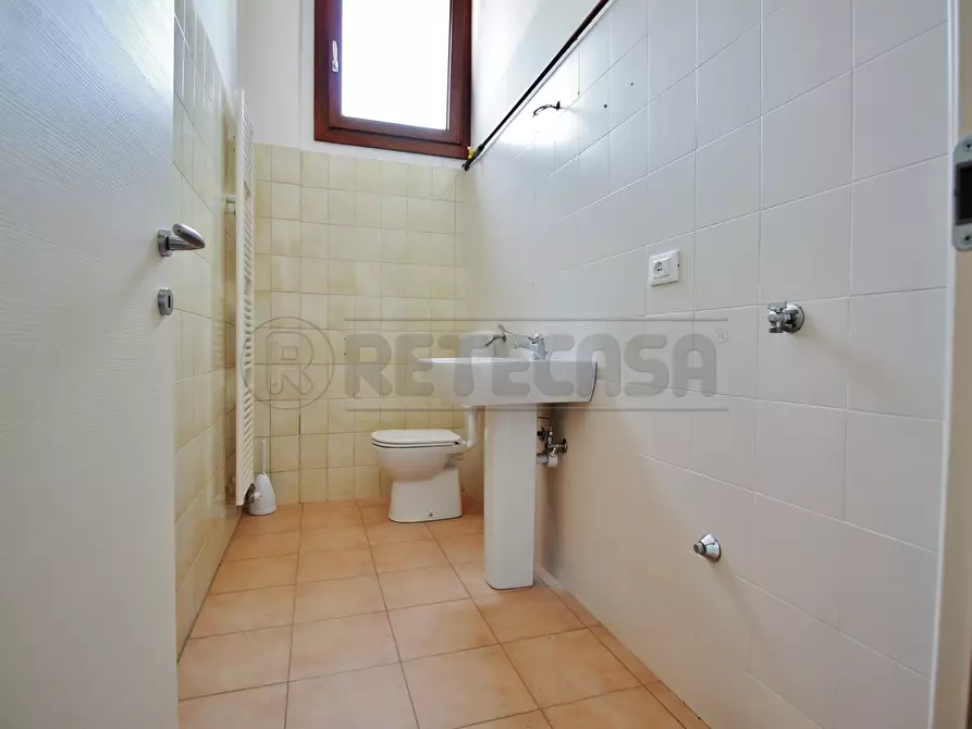 Immagine 10 di Locale commerciale in affitto  in Via A. de gasperi a Altavilla Vicentina