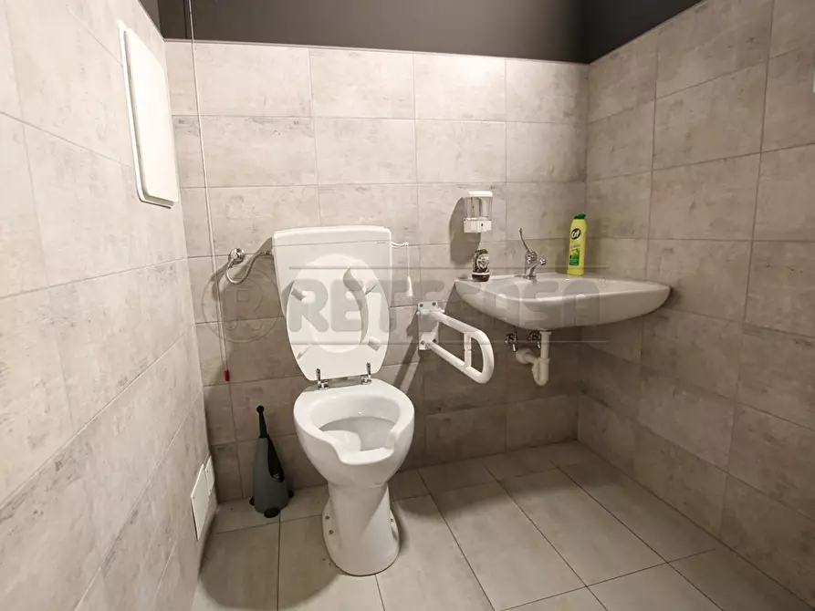 Immagine 12 di Locale commerciale in affitto  in Via Piazza Villaganzerla a Castegnero