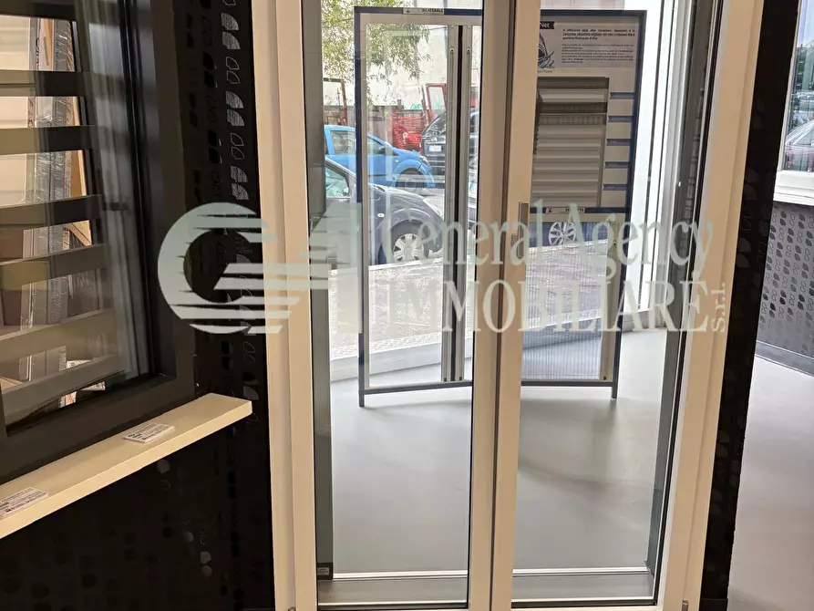 Immagine 11 di Locale commerciale in vendita  in Via Albano 62 a Roma