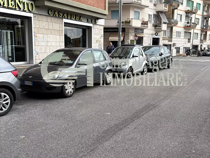 Immagine 2 di Locale commerciale in vendita  in Via Albano 62 a Roma