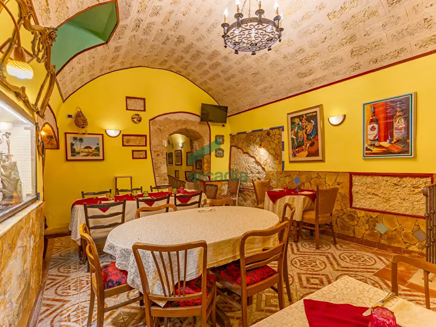 Immagine 9 di Locale commerciale in vendita  in Strada la Grava 16 a Bari