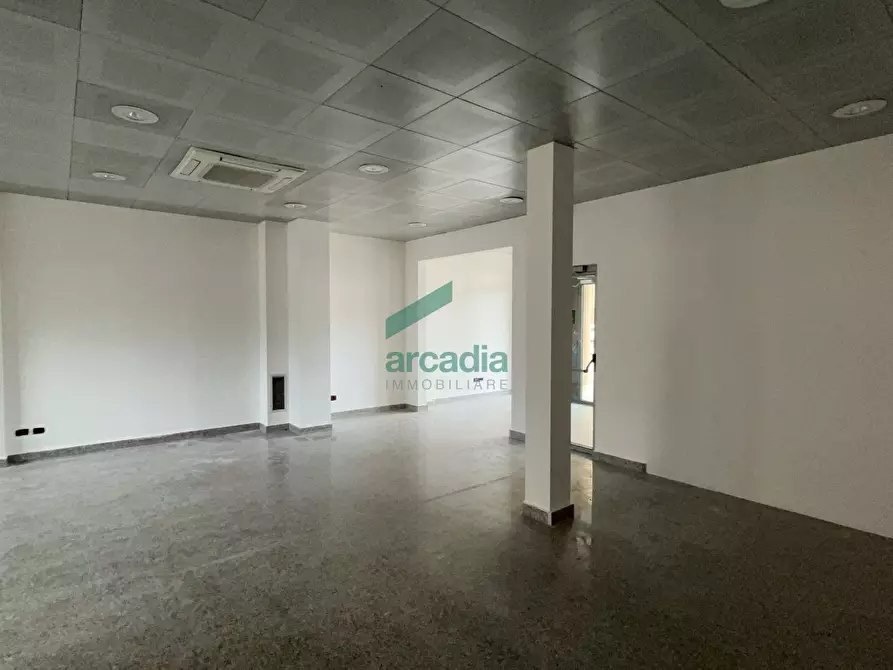 Immagine 16 di Locale commerciale in vendita  in Via Giovanni Amendola 205 a Bari