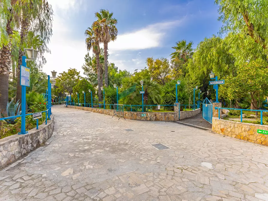 Immagine 19 di Locale commerciale in vendita  in Strada la Grava 16 a Bari