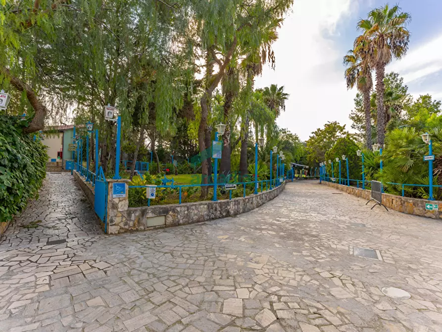 Immagine 18 di Locale commerciale in vendita  in Strada la Grava 16 a Bari