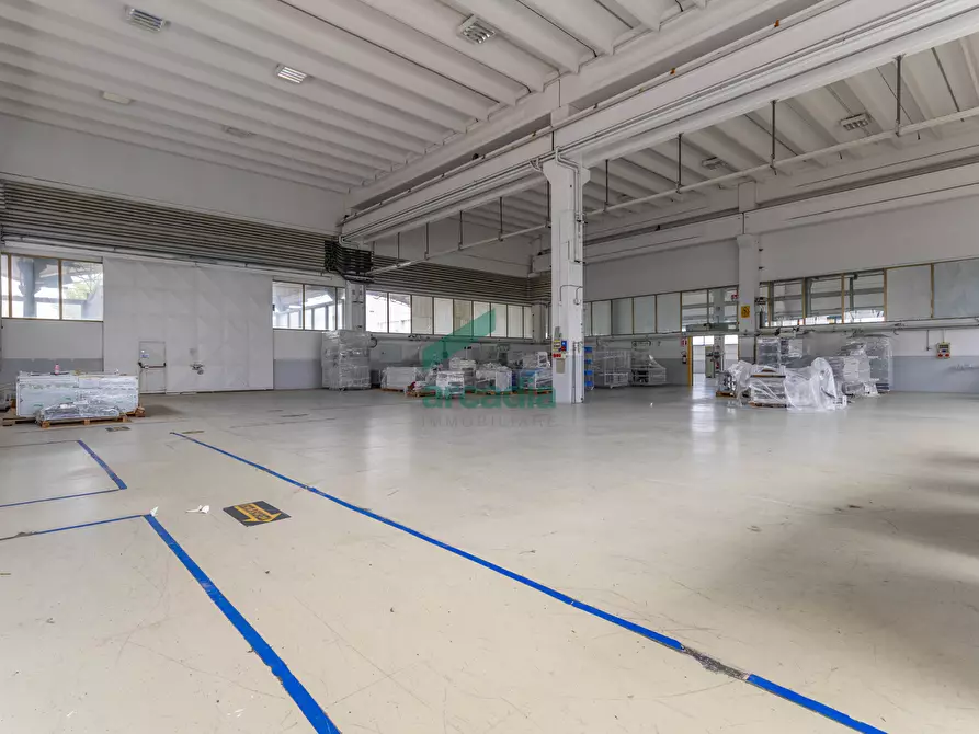 Immagine 69 di Attività artigianale in vendita  in Via dei Gigli 21 a Modugno