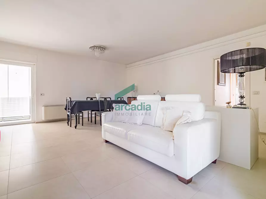 Immagine 6 di Quadrilocale in vendita  in Via Rosario Livatino 97 a Bari