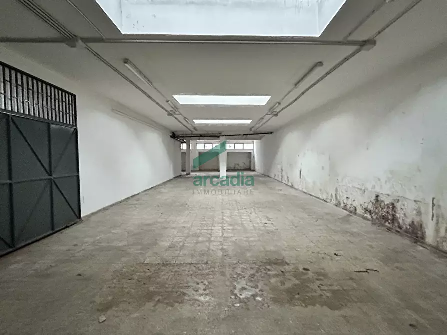 Immagine 17 di Garage in vendita  in Via Monte San Michele 104 a Bari