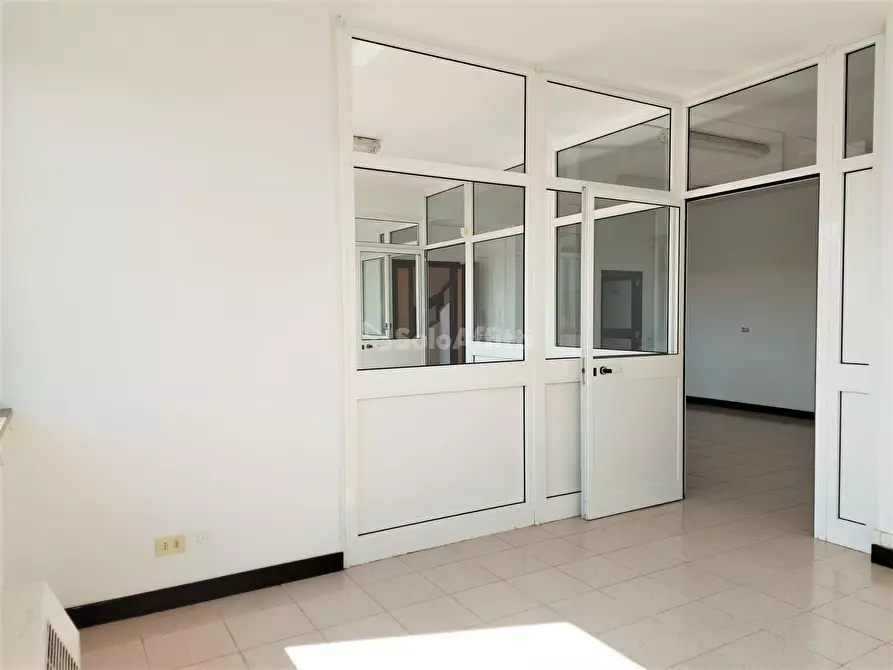 Immagine 26 di Ufficio in affitto  in Via Ivo Oliveti a Fiumicino