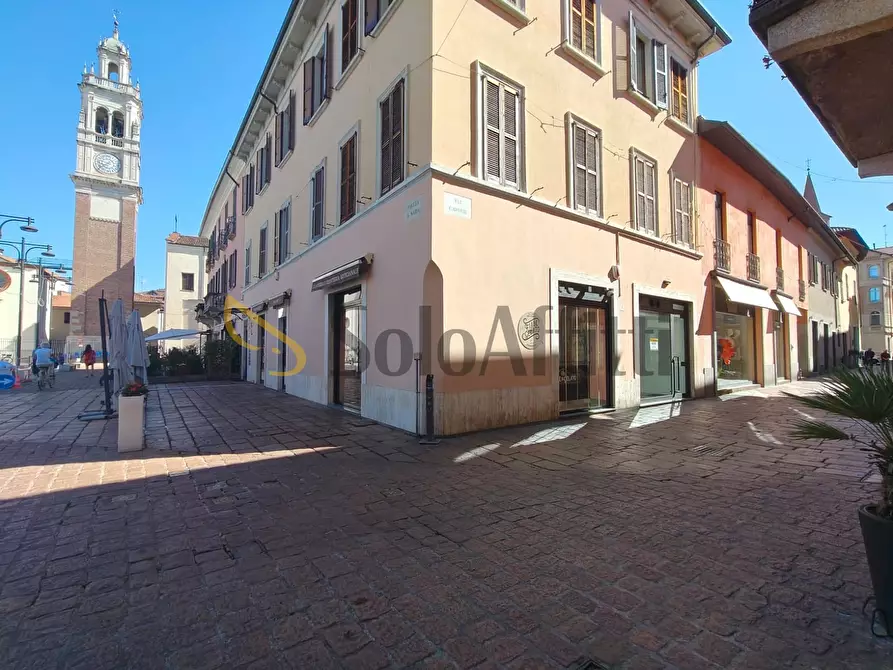 Immagine 1 di Locale commerciale in affitto  in Via Camillo Benso Cavour 1B a Busto Arsizio