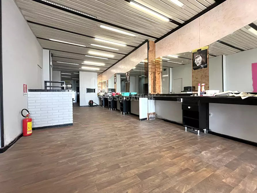 Immagine 3 di Locale commerciale in affitto  in Via Lungomare Stefano Pugliese 4747 a Catanzaro