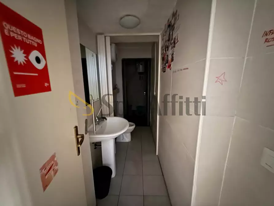 Immagine 13 di Locale commerciale in affitto  in Via San Carlo 126 a Caserta