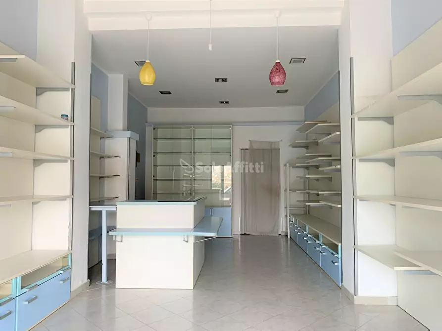 Immagine 2 di Locale commerciale in affitto  a Catanzaro