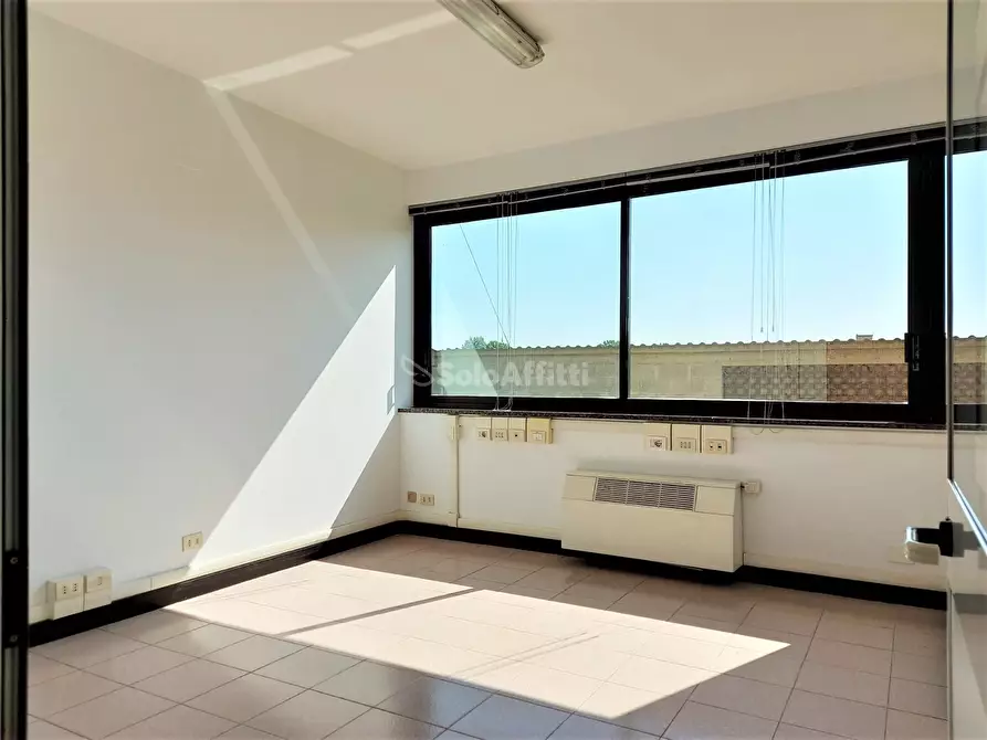 Immagine 23 di Ufficio in affitto  in Via Ivo Oliveti a Fiumicino