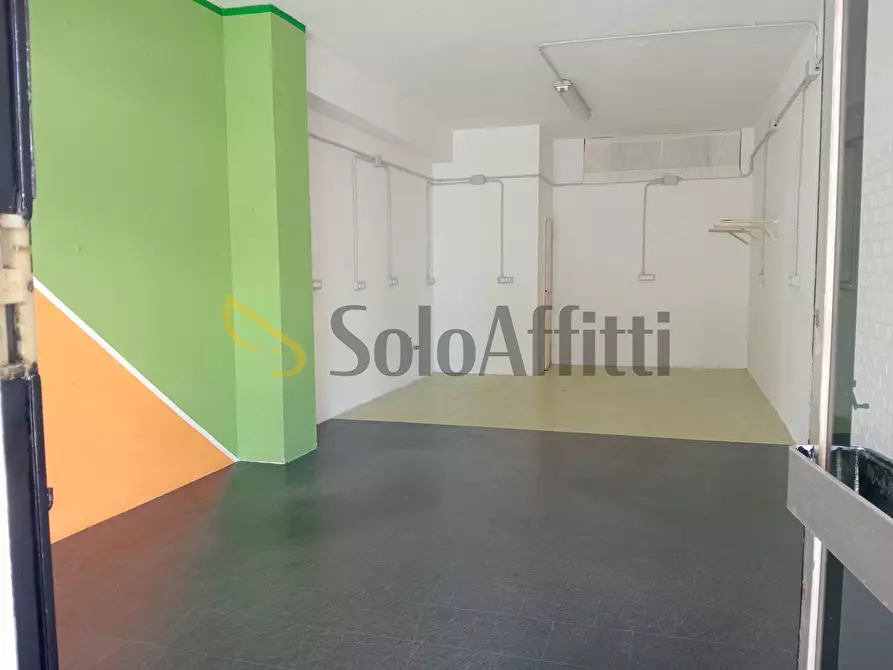 Immagine 5 di Locale commerciale in affitto  a Falconara Marittima